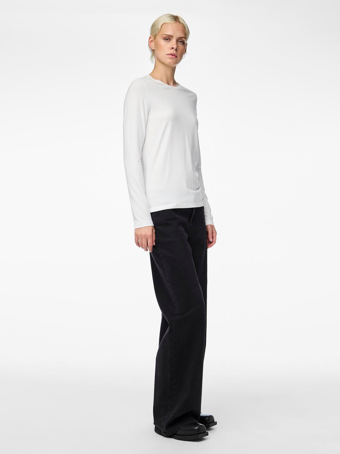 model_shot-front_full